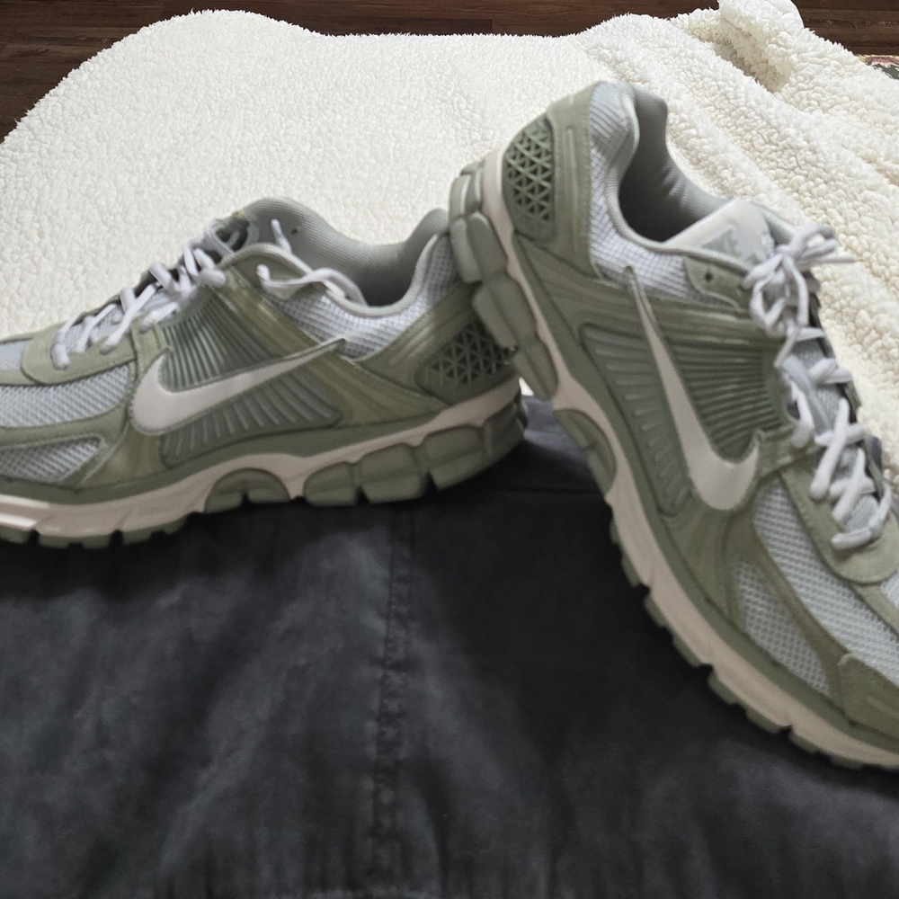 Nike Men's Sneakers Green and White Running Shoes